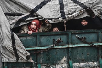 Zivilisten fliehen aus Idlib: Syrien erlebt ein neues Flüchtlingsdrama.