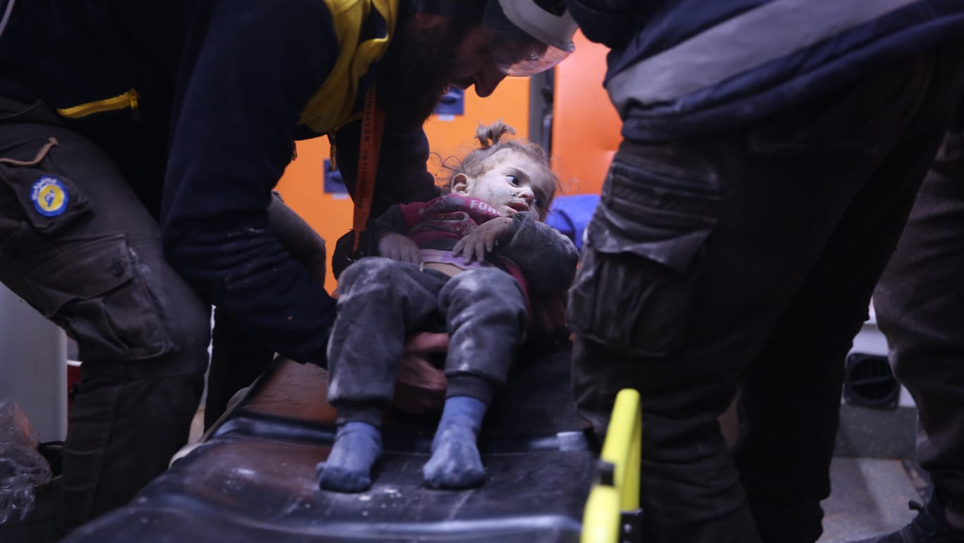 Abian Sam'an: Rettungskräfte versorgen nach einem Luftangriff ein verwundetes Mädchen.