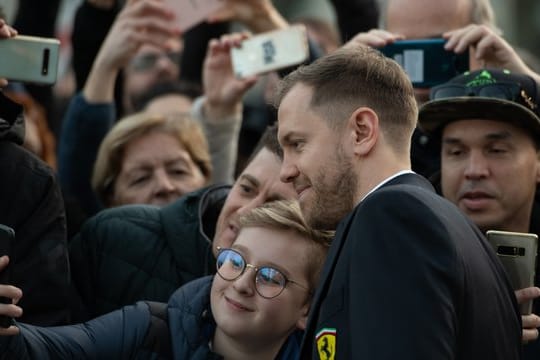 Fühlt sich nicht fit: Sebastian Vettel bei der Präsentation des neuen Ferrari SF-1000 2020.