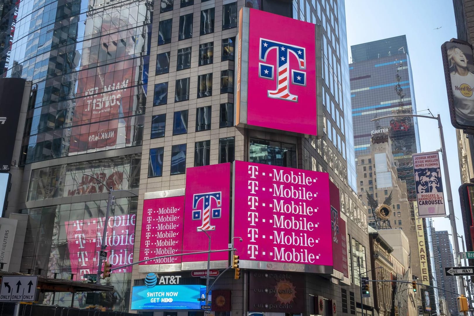 Die geplante Fusion von T-Mobile US und dem Rivalen Sprint wird die Deutsche Telekom erst einmal 15 Milliarden Dollar kosten. Die geplante Fusion von T-Mobile US und dem Rivalen Sprint wird die Deutsche Telekom erst einmal 15 Milliarden Dollar kosten.