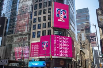 Die geplante Fusion von T-Mobile US und dem Rivalen Sprint wird die Deutsche Telekom erst einmal 15 Milliarden Dollar kosten.