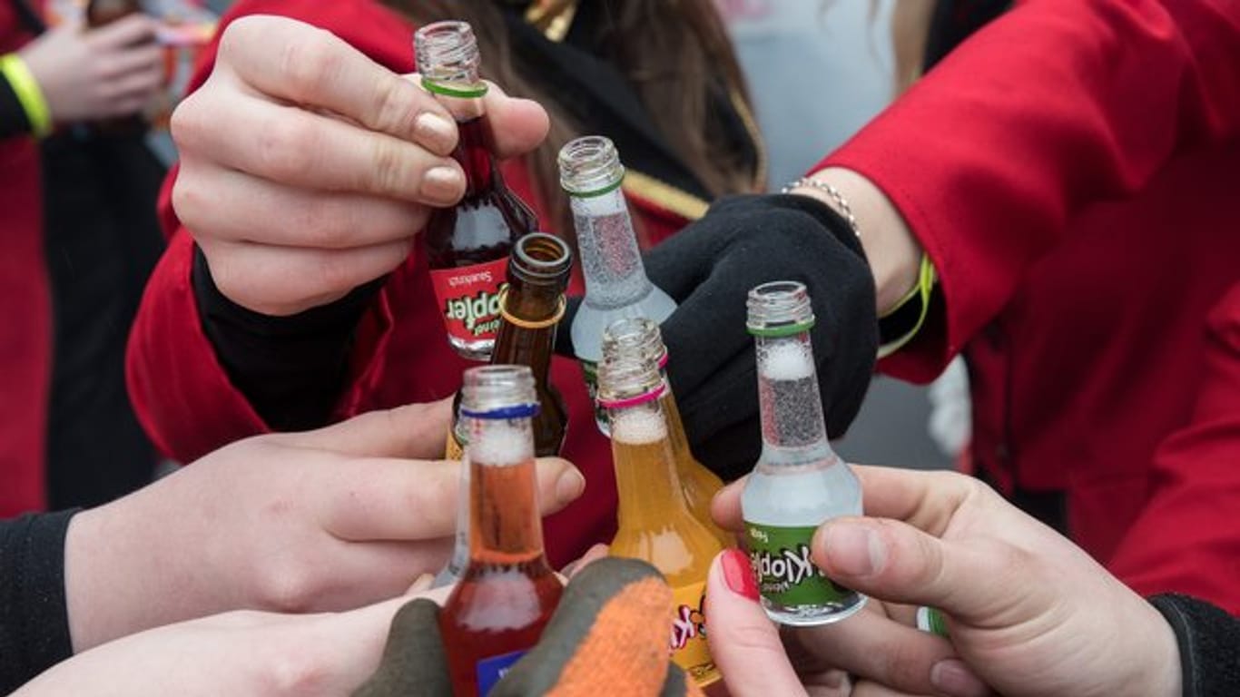 Für viele Karnevalisten gehört Alkohol zum Feiern dazu.
