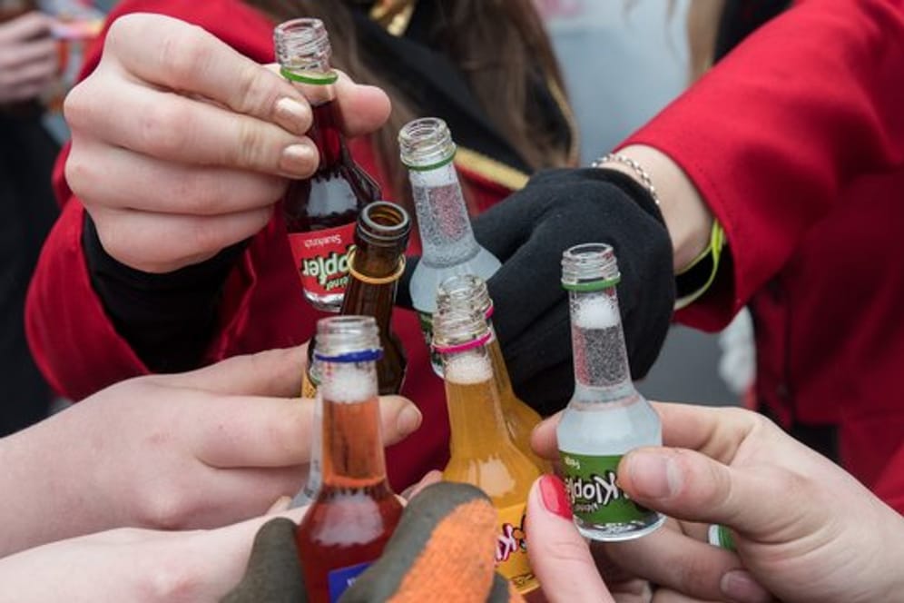 Für viele Karnevalisten gehört Alkohol zum Feiern dazu.