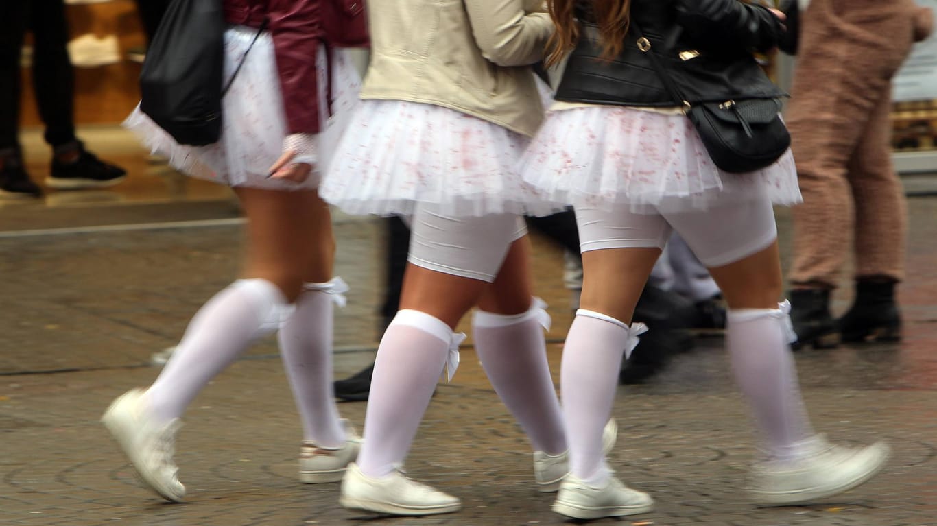 Drei Frauen mit Röcken an Karneval: An den "tollen Tagen" werden viele Frauen belästigt und angegrapscht (Symbolbild).