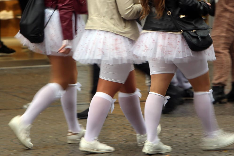 Drei Frauen mit Röcken an Karneval: An den "tollen Tagen" werden viele Frauen belästigt und angegrapscht (Symbolbild).