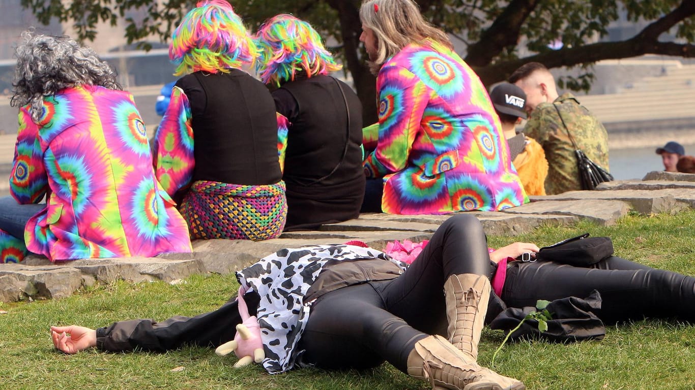 Eine verkleidete Karnevalisten liegt auf dem Boden in Köln: Betroffene haben t-online.de berichtet, dass sie auch schon K.O.-Tropfen verabreicht bekommen haben (Symbolbdild).