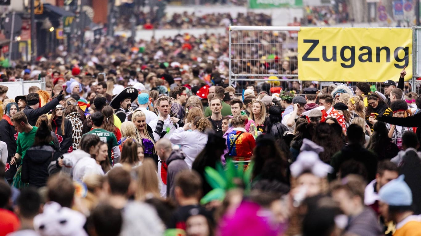 Karnevalisten auf der Zülpicher Straße an Weiberfastnacht in Köln: Besonders im Gedränge werden Frauen häufig sexuell belästigt. (Quelle: C. Hardt/Archivbild/ Future Image/ imago)