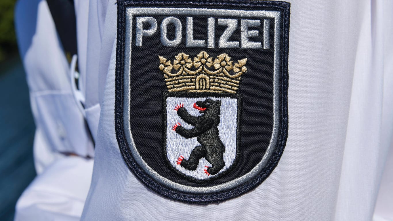 Emblem der Berliner Polizei: Am 7. Februar wurde die Wohnung eines Beamten in der Hauptstadt durchsucht. (Symbolfoto)