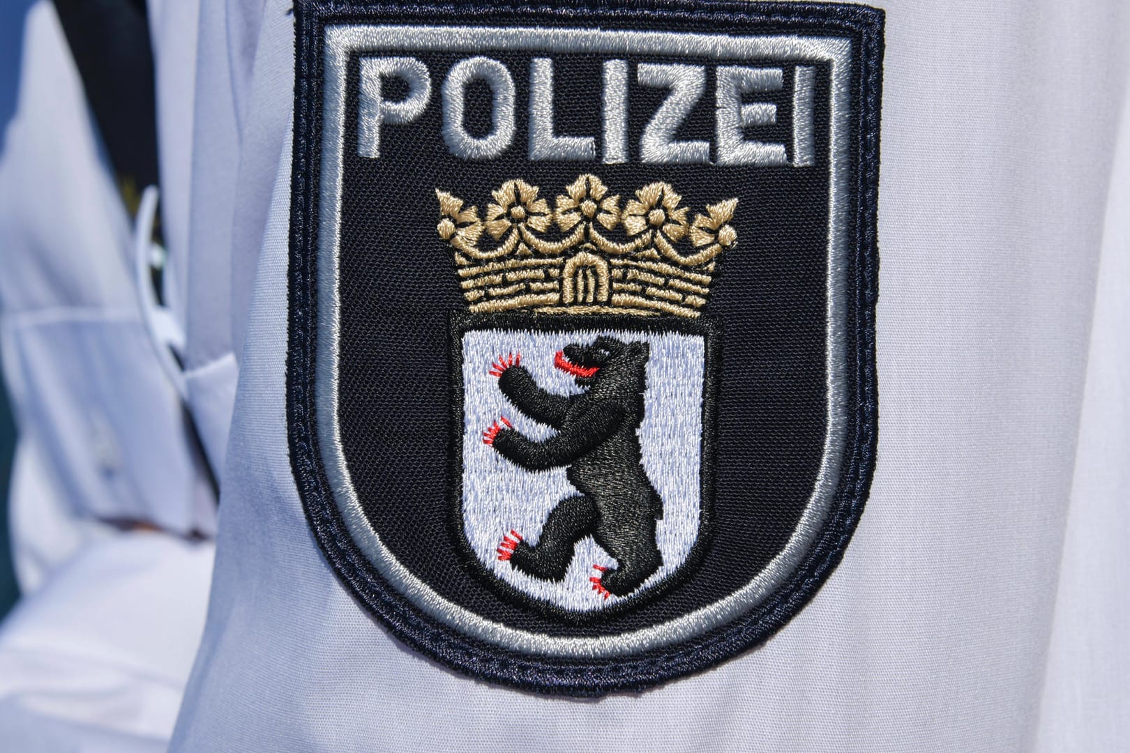 Emblem der Berliner Polizei: Am 7. Februar wurde die Wohnung eines Beamten in der Hauptstadt durchsucht. (Symbolfoto)