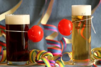 Ein Altbier und ein Kölsch mit Pappnasen. Ein Altbier und ein Kölsch mit Pappnasen.