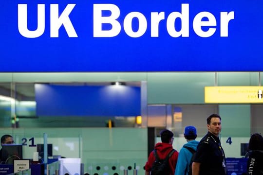 Grenzbeamte am Londoner Flughafen Heathrow.