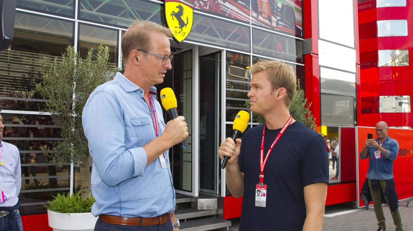 Werden nicht wie hier in Monza (Italien) aus dem Fahrerlager berichten: RTL-Moderator Florian König (.) und Experte Nico Rosberg (r.).