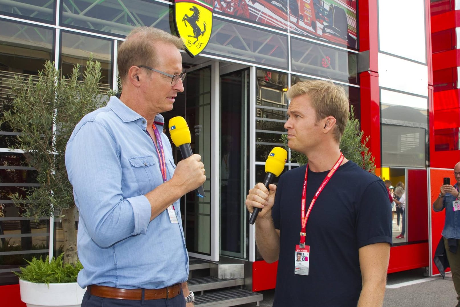 Werden nicht wie hier in Monza (Italien) aus dem Fahrerlager berichten: RTL-Moderator Florian König (.) und Experte Nico Rosberg (r.).