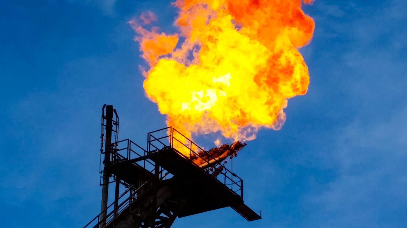 Brennende Gase auf einer Bohrinsel: Methangas ist der Hauptbestandteil von Erdgas.