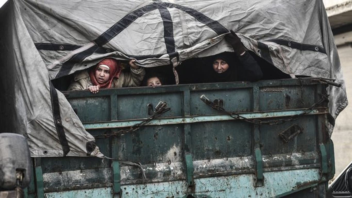 Nur raus hier: Zivilisten fliehen aus der umkämpften syrischen Region um Idlib.