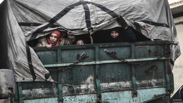 Nur raus hier: Zivilisten fliehen aus der umkämpften syrischen Region um Idlib. Nur raus hier: Zivilisten fliehen aus der umkämpften syrischen Region um Idlib.