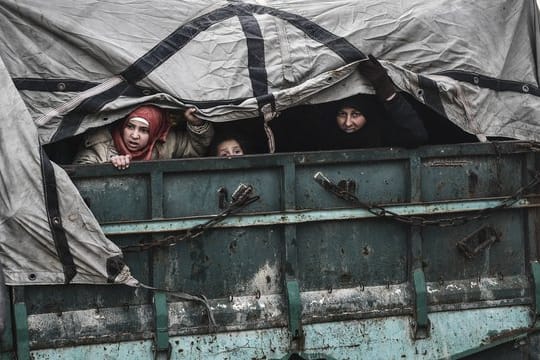 Nur raus hier: Zivilisten fliehen aus der umkämpften syrischen Region um Idlib.