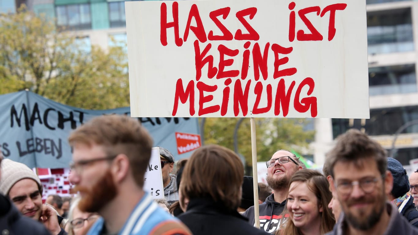 Ein Schild mit der Aufschrift "Hass ist keine Meinung": Das Kabinett beschloss am Mittwoch ein neues Gesetz gegen Hass im Netz.