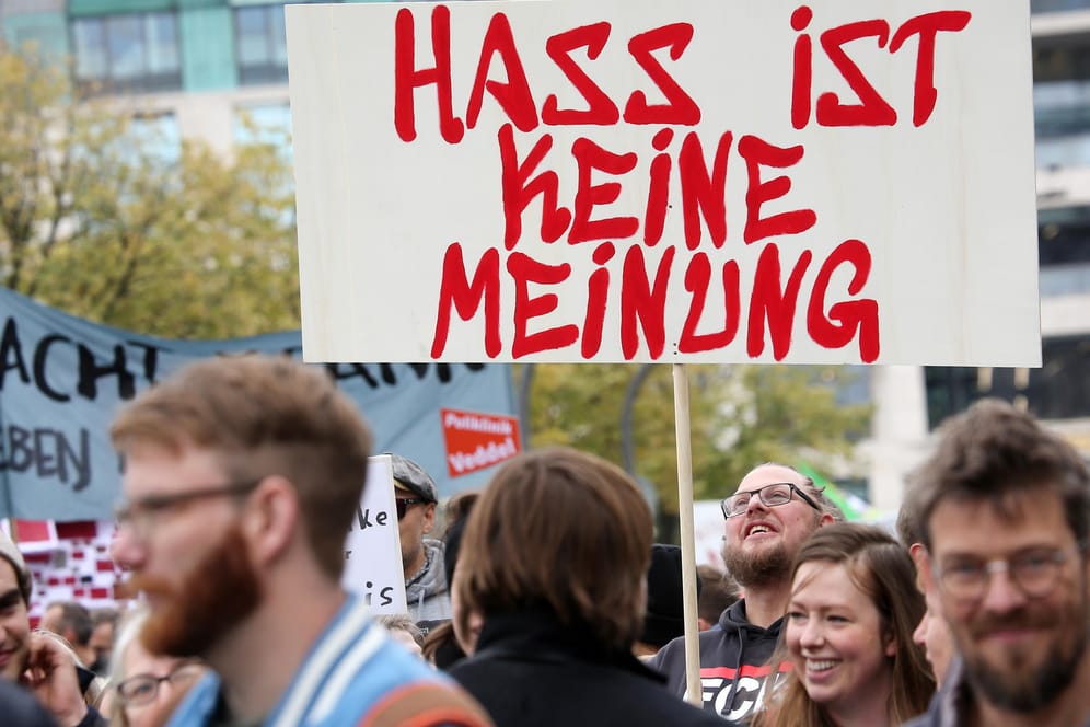 Ein Schild mit der Aufschrift "Hass ist keine Meinung": Das Kabinett beschloss am Mittwoch ein neues Gesetz gegen Hass im Netz.