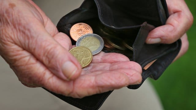 Wer 33 jahre lang Beiträge gezahlt hat und nur eine geringe Rente bezieht, soll künftig einen Aufschlag erhalten. Wer 33 jahre lang Beiträge gezahlt hat und nur eine geringe Rente bezieht, soll künftig einen Aufschlag erhalten.