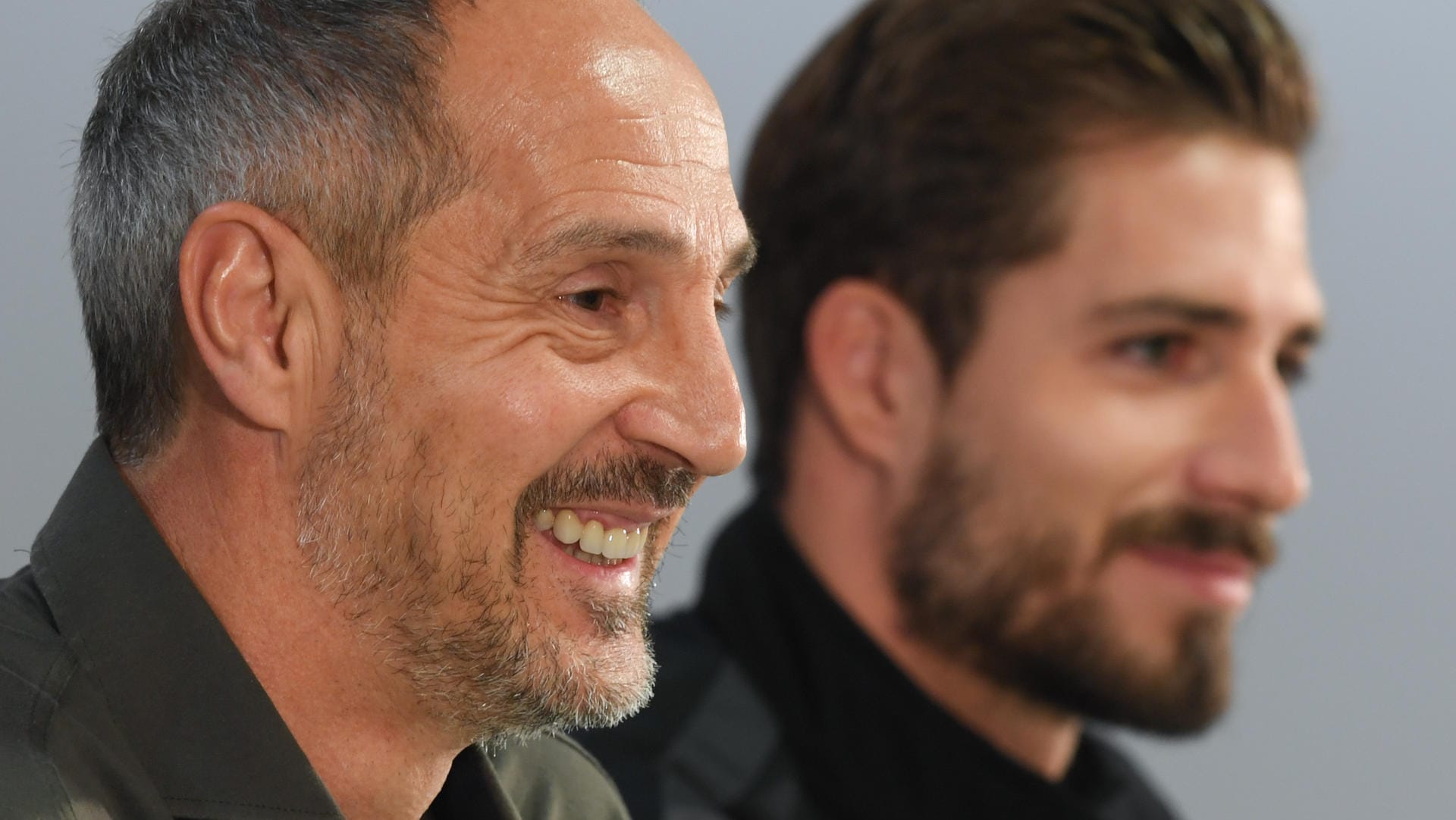 Eintracht-Trainer Adi Hütter und Torwart Kevin Trapp bei einer Pressekonferenz in Frankfurt: Vor dem Spiel gegen RB Salzburg antworteten sie auf die wichtigsten Fragen.