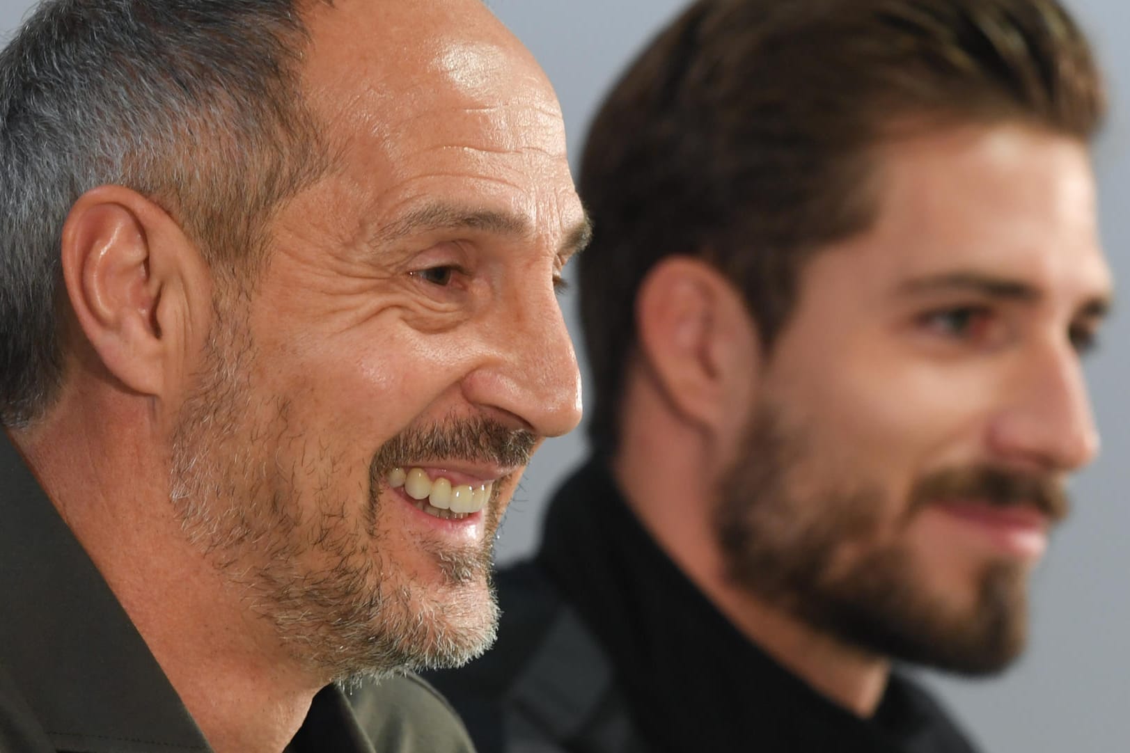 Eintracht-Trainer Adi Hütter und Torwart Kevin Trapp bei einer Pressekonferenz in Frankfurt: Vor dem Spiel gegen RB Salzburg antworteten sie auf die wichtigsten Fragen.