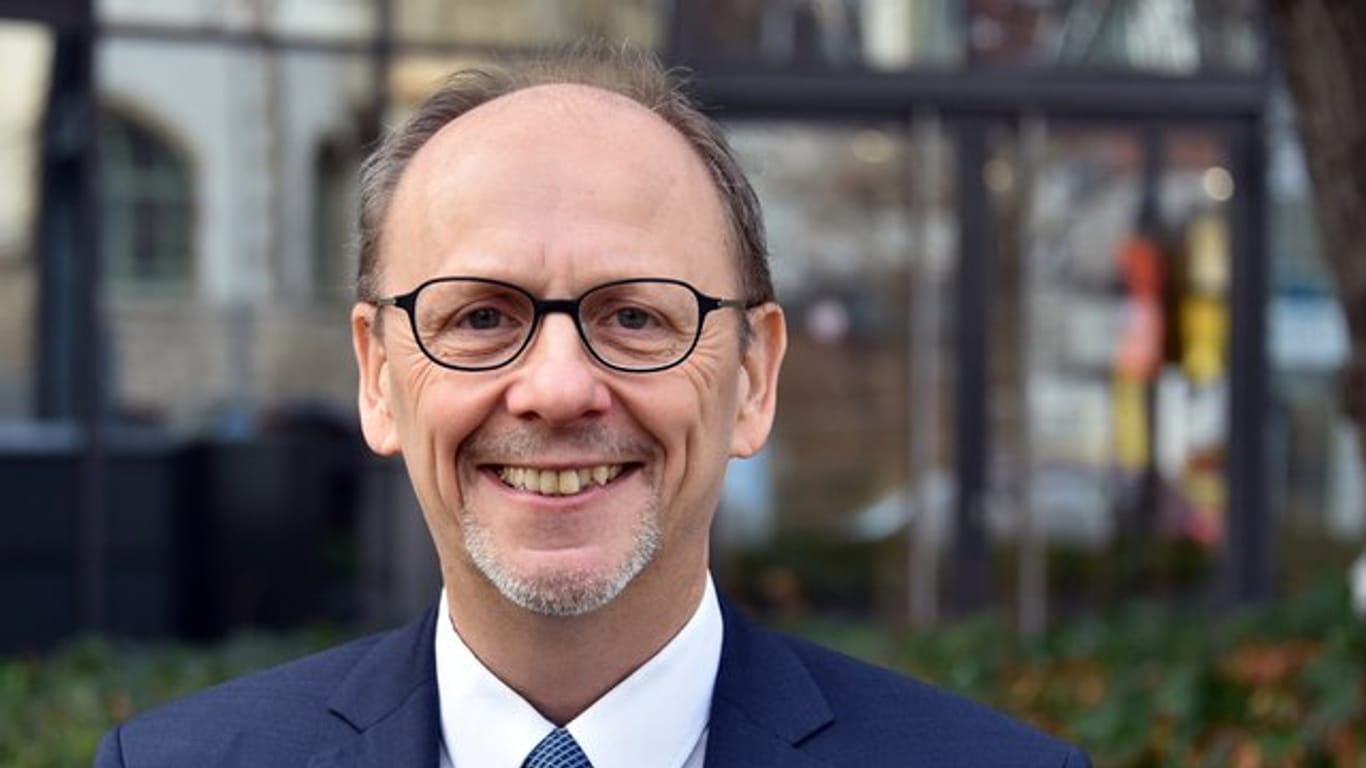Nikolaus Johannes Knoepffler ist Leiter des Lehrstuhls für angewandte Ethik/Ethikzentrum an der Friedrich-Schiller-Universität Jena.