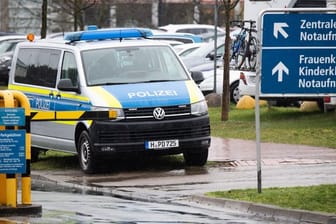 Polizei vor der Medizinische Hochschule Hannover: Hier wird ein Mann mit Schussverletzungen behandelt, der besonderen Polizeischutz braucht.