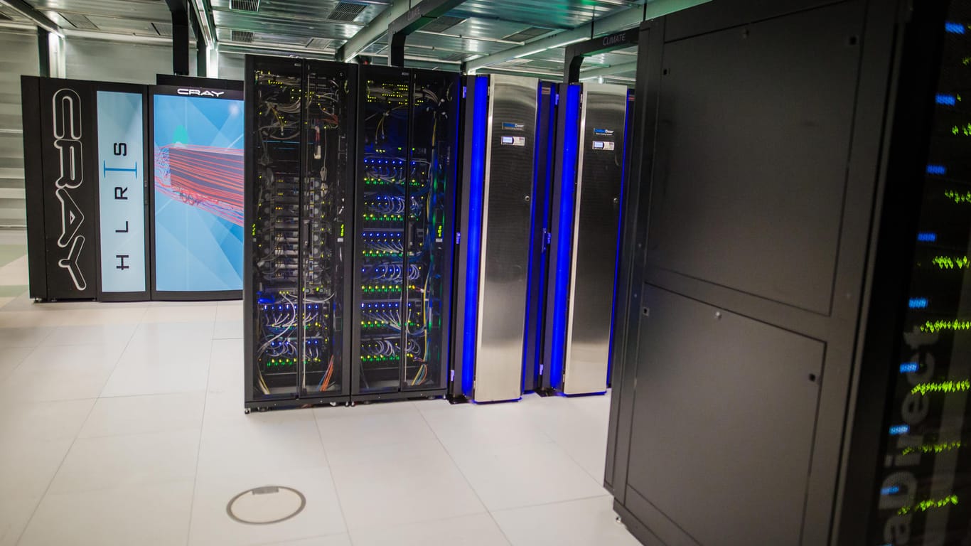Blick auf Teile von Hazel Hen in der Universität Stuttgart (Symbolbild): Der neue Supercomputer Hawk soll auch Pandemien berechnen.