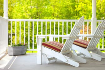 Zwei Stühle mit Sitzkissen: Für ihre Belohnung könnten sich die zwei Damen ein paar schicke Gartenmöbel kaufen.