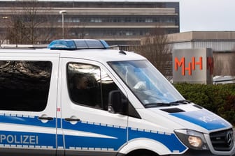 Polizeiwagen vor der Medizinischen Hochschule Hannover (MHH): Wer bezahlt den Einsatz zum Schutz von Igor K.?