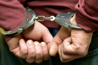 Ein Mann trägt Handschellen: In Dortmund ist ein Drogenhändler festgenommen worden (Symbolbild).