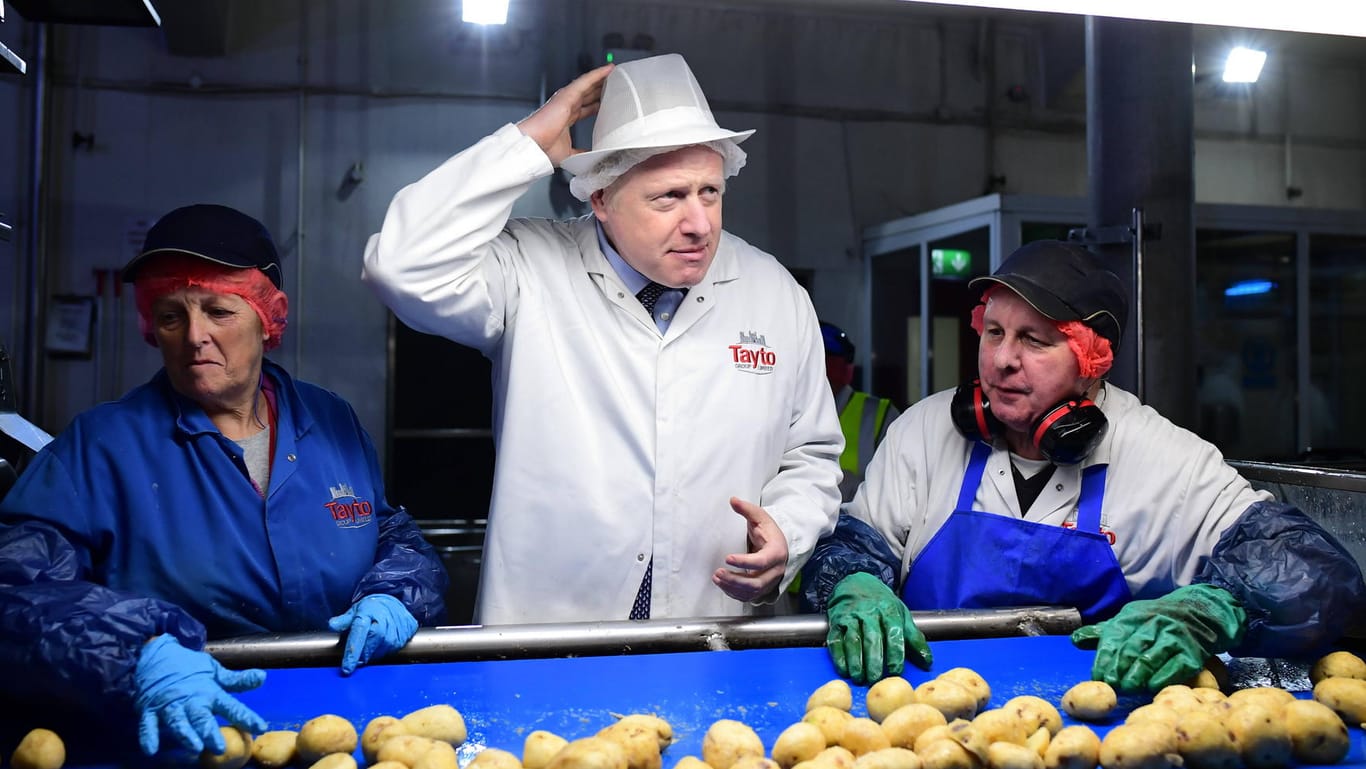 Premierminister Boris Johnson besucht eine Fabrik, die Kartoffeln weiterverarbeitet. Das neue Zuwanderungssystem in Großbritannien könnte große Probleme mit sich führen.