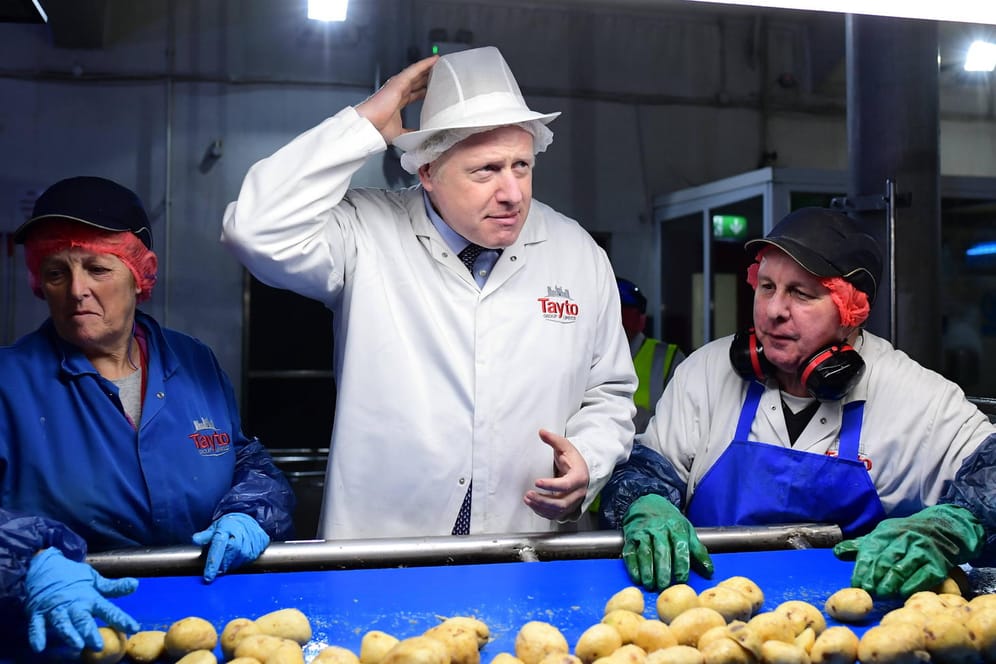 Premierminister Boris Johnson besucht eine Fabrik, die Kartoffeln weiterverarbeitet. Das neue Zuwanderungssystem in Großbritannien könnte große Probleme mit sich führen.