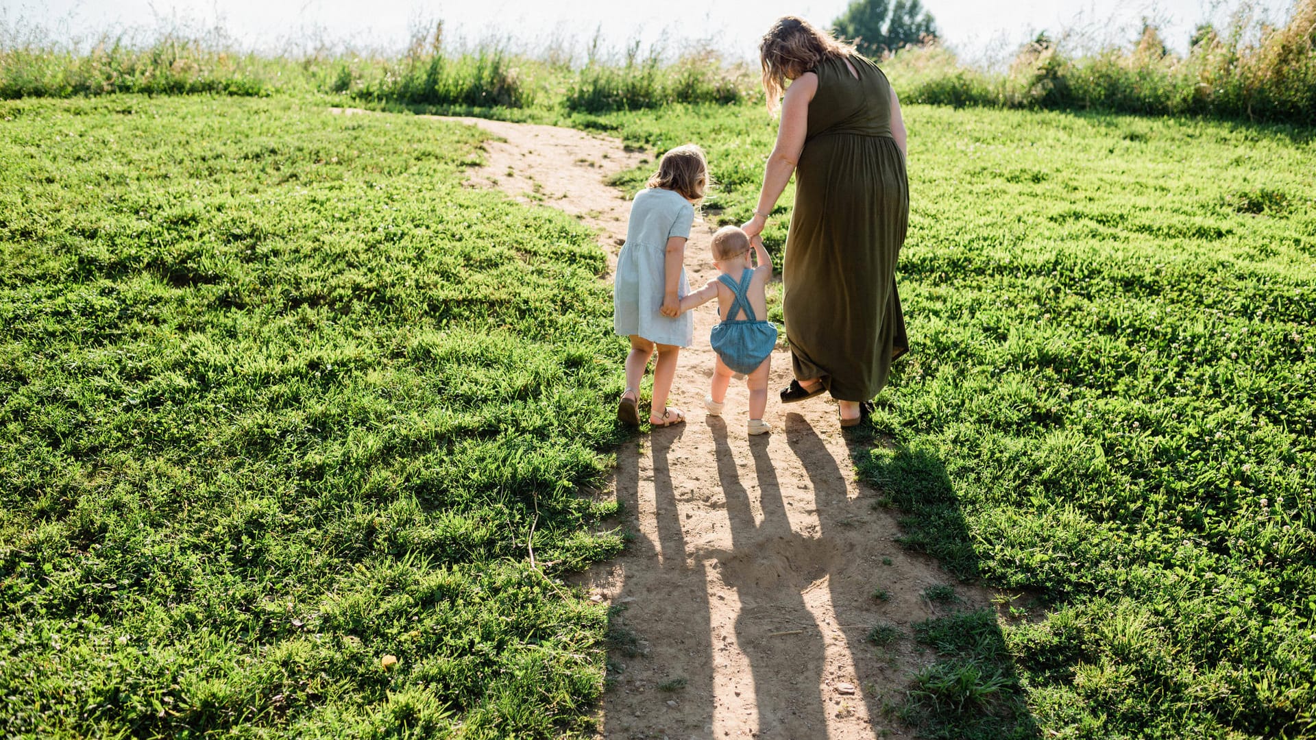 Two sisters enjoying a sunny day outside with their mother. Lunenburg, MA, United States PUBLICATIONxINxGERxSUIxAUTxONLY