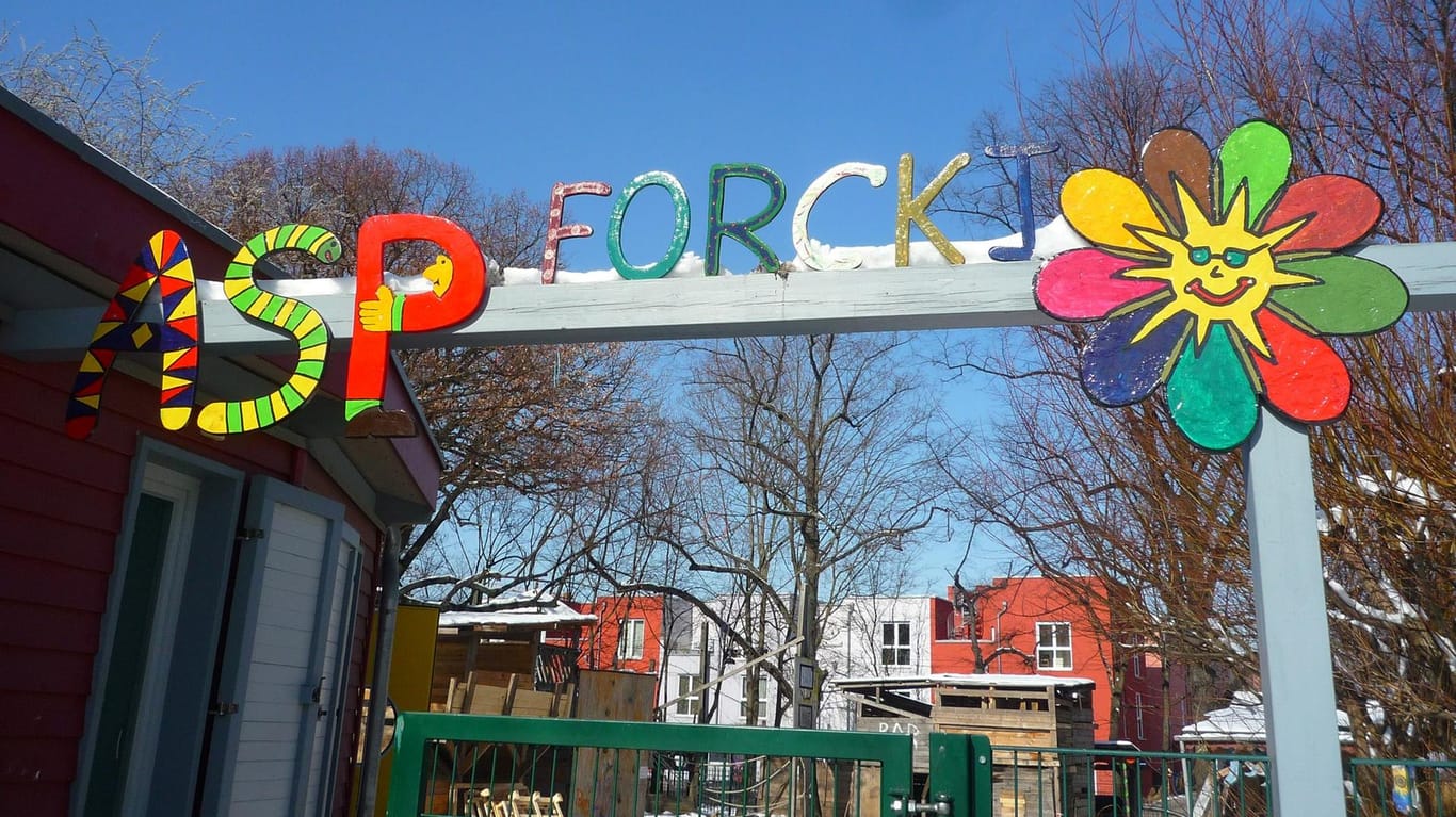 "Asp Forcki"-Aufschrift auf Tor: Der Spielplatz Forcki in Berlin Friedrichshain bietet jede Menge Spaß und Abenteuer für Kinder.