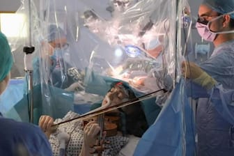Bei Hirn-OP: Die Ärzte ließen die Patientin während der Operation auf ihrer Violine spielen.