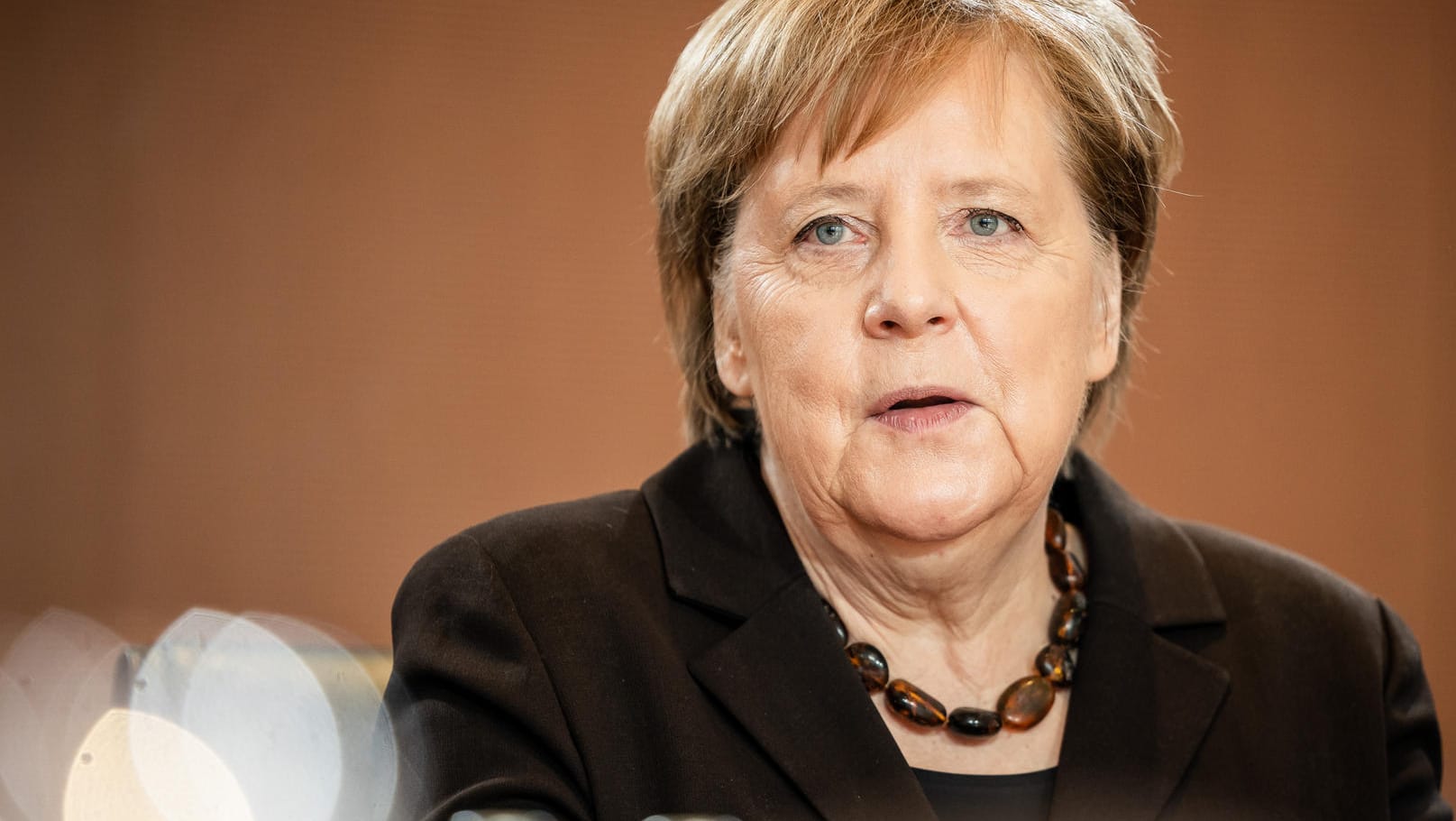 Kanzlerin Merkel bei einer Kabinettssitzung (Archivbild): Die CDU-Nachfolgedebatte und Merkel im Herbst ihrer Kanzlerschaft lähmen die deutsche Europapolitik. Kanzlerin Merkel bei einer Kabinettssitzung (Archivbild): Die CDU-Nachfolgedebatte und Merkel im Herbst ihrer Kanzlerschaft lähmen die deutsche Europapolitik.
