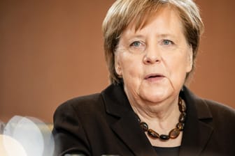 Kanzlerin Merkel bei einer Kabinettssitzung (Archivbild): Die CDU-Nachfolgedebatte und Merkel im Herbst ihrer Kanzlerschaft lähmen die deutsche Europapolitik.
