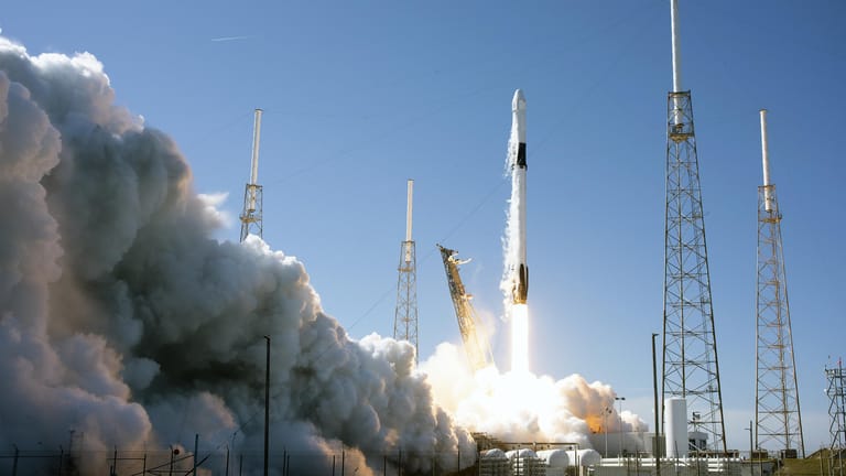 Der Start einer SpaceX Falcon 9 Rakete: Die Kapsel für die Astronauten muss noch konstruiert werden.