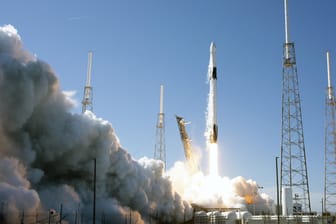 Der Start einer SpaceX Falcon 9 Rakete: Die Kapsel für die Astronauten muss noch konstruiert werden.