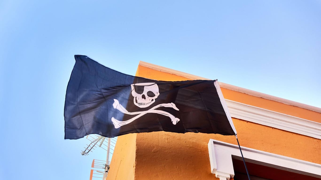 Piratenflagge am Fenster: Kann diese potentielle Nachbarn verschrecken? Ein Gericht musste darüber entscheiden.