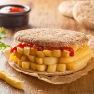 Chip Butty: Die klassische Variante besteht aus einem Sandwich mit Pommes.