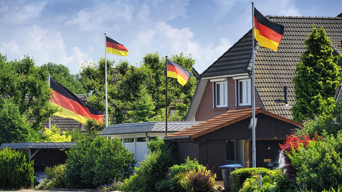 Deutschlandflaggen auf Privatgrundstück: Zum Finale der Fußball-WM der Männer im Jahr 2014 hissten Haus- und Grundstücksbesitzer Schwarz-Rot-Gold. (Symbolbild)
