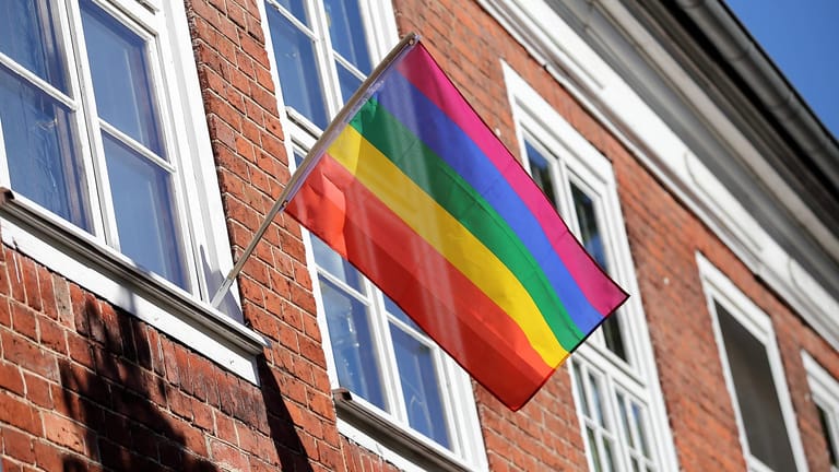 Rechtsstreit: Vermieter können die Regenbogenflagge verbieten. Experten halten sie allerdings für zulässig. (Symbolfoto)