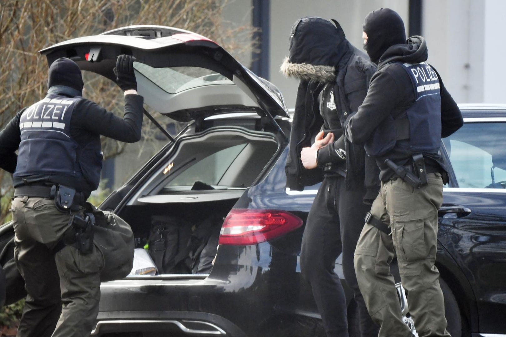 Eine Person wird von Polizisten in den Bundesgerichtshof gebracht: Fünf mutmaßliche Rechtsterroristen sitzen nun in Untersuchungshaft.