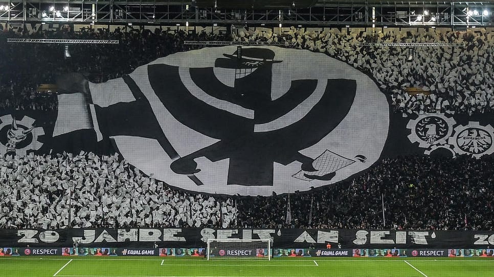 Die Fans der Frankfurter Eintracht haben sich mit aufwendigen Choreographien bei Europa-League-Spielen (wie hier gegen Lüttich) einen Namen gemacht.