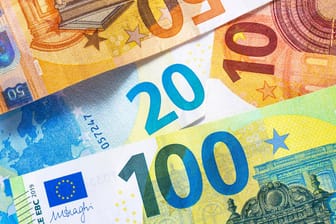 Mehrere Euro-Scheine (Symbolbild): Ab 2021 sollen circa 1,3 Millionen Menschen von der neuen Grundrente profitieren.