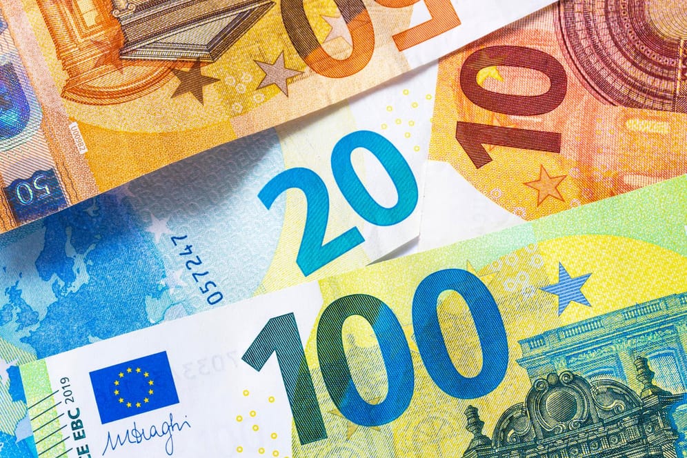 Mehrere Euro-Scheine (Symbolbild): Ab 2021 sollen circa 1,3 Millionen Menschen von der neuen Grundrente profitieren.