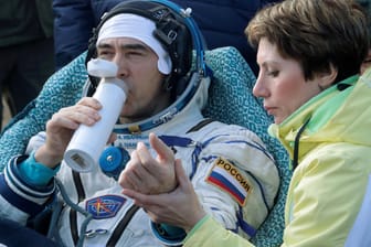 Anatoli Iwanischin nach seiner Rückkehr von einem Raumflug 2016: Statt ihm und seinem Kollegen fliegt jetzt eine Ersatzmannschaft ins All.